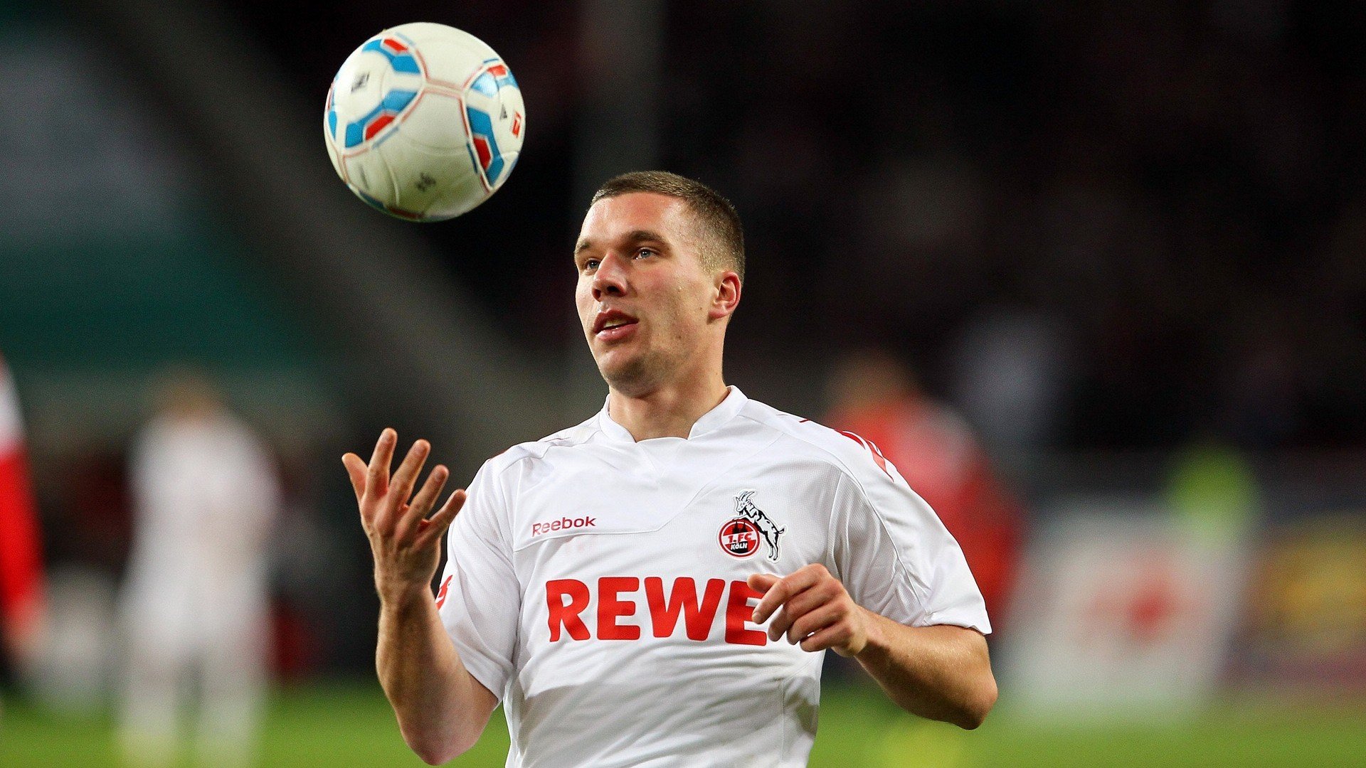 中场传球重心变化是否左右整体进攻模式,传中球怎么不停球直接射门